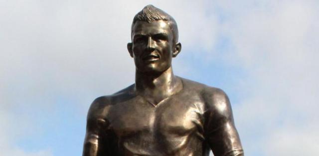 开云体育-羞不羞？C罗铜像被人摸得最多的部位竟然是那里！