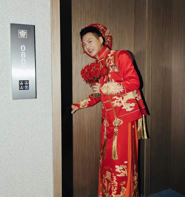 开云体育app-41岁知名“特型演员”侯京健大婚！曝妻子身份，多次主持联欢晚会